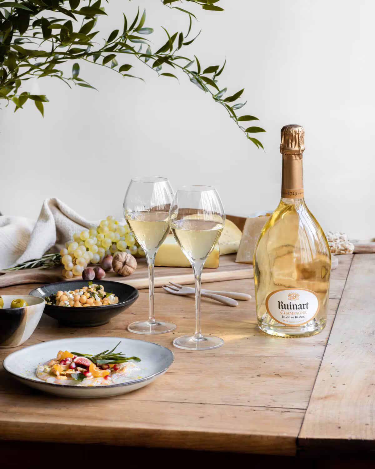 Friskhed og finesse | I glasset mødes modne citrusnoter, saftig stenfrugt og florale nuancer i en champagne med livlig friskhed og en elegant, afrundet struktur.