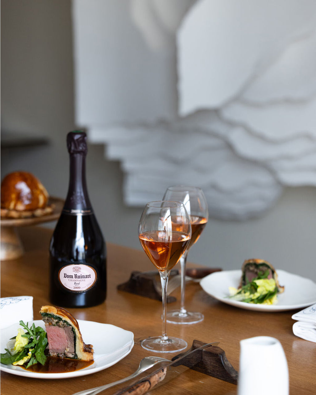Et mesterværk fra Ruinart | Dom Ruinart Rosé 2009 repræsenterer husets mest eksklusive fortolkning af roséchampagne. Årgangen kombinerer stor præcision med dybde, friskhed og en elegant modenhed. Bag champagnen står Maison Ruinart, grundlagt i 1729 og kendt som verdens ældste champagnehus. Resultatet er en raffineret cuvée, hvor husets historiske håndværk møder en usædvanlig og karakterfuld årgang.