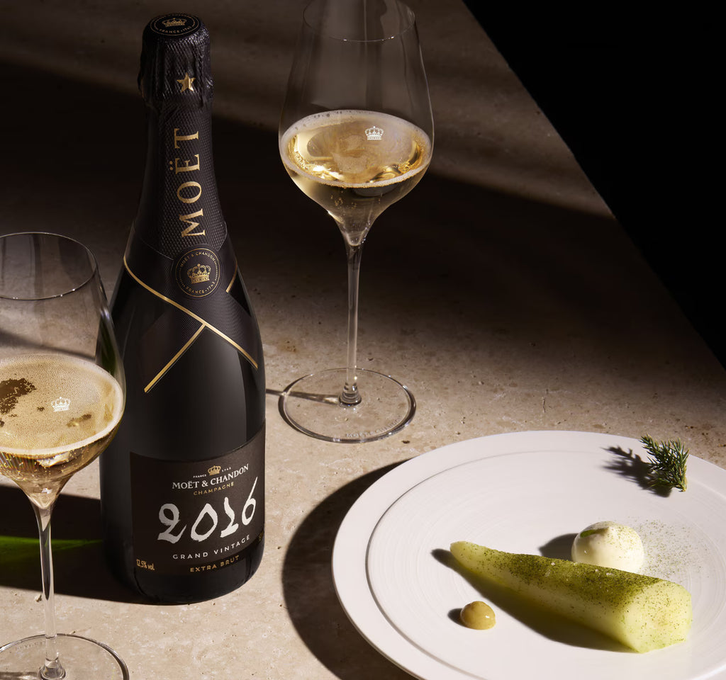 En årgang fra Moët & Chandon | Siden grundlæggelsen i 1743 har Moët & Chandon været kendt for at forene tradition med en fremadrettet tilgang til champagne. Grand Vintage-serien er husets individuelle fortolkning af et bestemt høstår. Hver udgave får sin egen personlighed og viser, hvordan kældermesterens præcision kan omsætte årgangens karakter til en elegant og helstøbt champagne.
