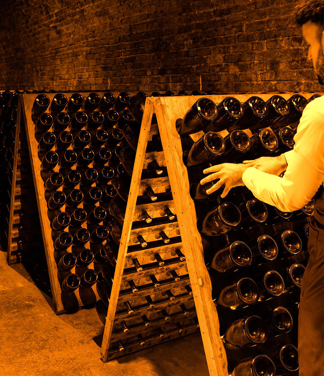 Krugs kompromisløse vision | Maison Krug blev grundlagt i Reims i 1843 med ambitionen om at skabe den mest generøse champagne hvert eneste år. Hver vinmark og hver vin behandles individuelt, før de udvalgte elementer samles med husets omfattende samling af reservevine. Denne metode giver Krug Grande Cuvée sin særlige dybde, kompleksitet og konsekvente karakter.
