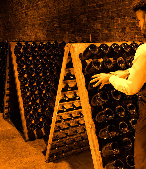 Krugs kompromisløse vision | Maison Krug blev grundlagt i Reims i 1843 med ambitionen om at skabe den mest generøse champagne hvert eneste år. Hver vinmark og hver vin behandles individuelt, før de udvalgte elementer samles med husets omfattende samling af reservevine. Denne metode giver Krug Grande Cuvée sin særlige dybde, kompleksitet og konsekvente karakter.
