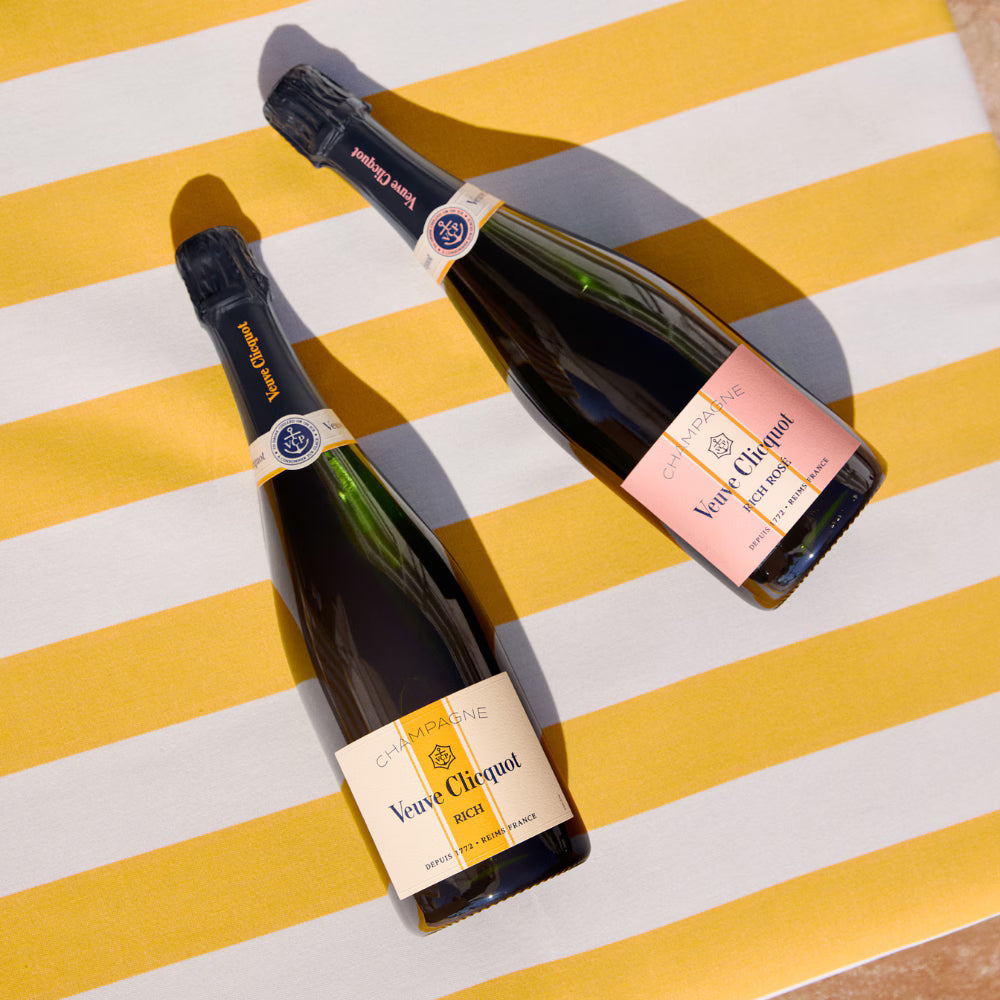 Skabt til en ny måde at nyde champagne | Veuve Clicquot RICH-kollektionen er udviklet til en moderne og afslappet servering. Både RICH og RICH Rosé er skabt til at blive nydt iskold eller over is.