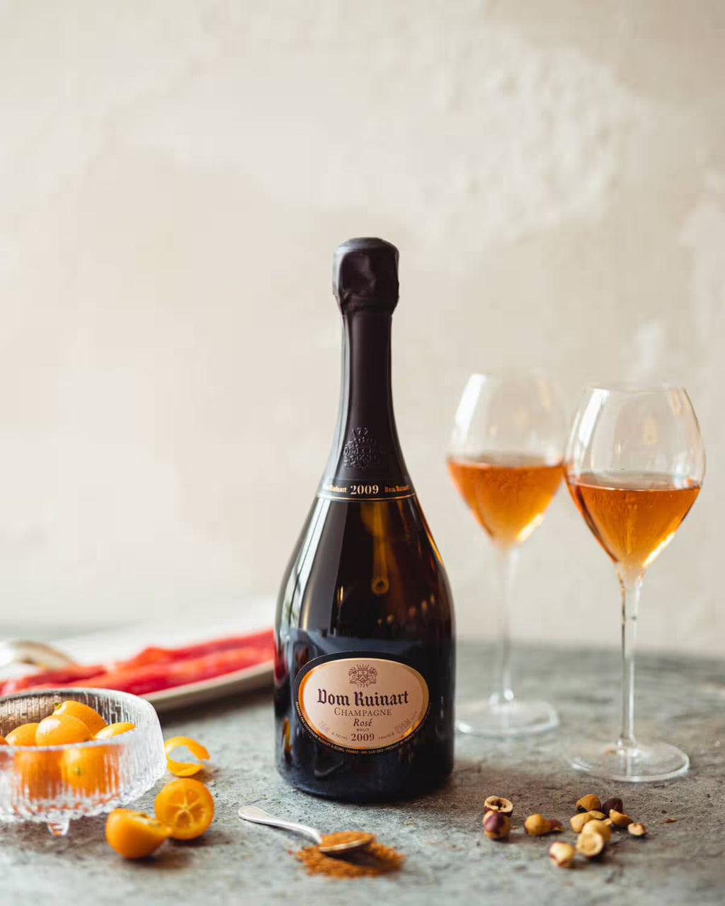 Årgangen 2009 | Den generøse årgang 2009 gav druer med både modenhed, koncentration og levende friskhed. Dom Ruinart Rosé er skabt til lang udvikling og viser en kompleks balance mellem frugt, struktur og finesse. Champagnen udtrykker Ruinarts elegante stil og kompromisløse tilgang til kvalitet – fra udvælgelsen af druerne til den lange modning i husets historiske kalkkældre.