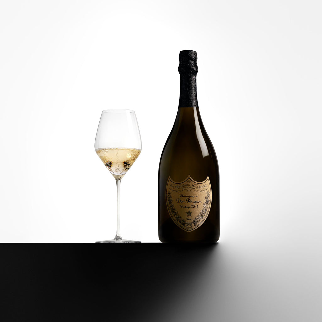Karakteren fra 2017 | Vintage 2017 er sammensat af 61 procent Chardonnay og 39 procent Pinot Noir. Champagnen forener moden frugt med en præcis og mineralsk struktur, mens noter af abrikos, citrus, stenfrugt og friskbagt brød skaber dybde. Den kalkede afslutning tilfører spændstighed og giver årgangen et elegant, fokuseret og vedvarende udtryk.
