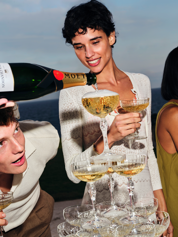 Moët Impérial | Moët Impérial er husets signaturcuvée og skabes gennem en omfattende sammensætning af mere end 200 forskellige crus. Pinot Noir bidrager med struktur, Meunier med fylde og Chardonnay med finesse og friskhed. Resultatet er en balanceret champagne med levende frugt, elegante bobler og et alsidigt udtryk, der har repræsenteret Moët & Chandon gennem generationer.
