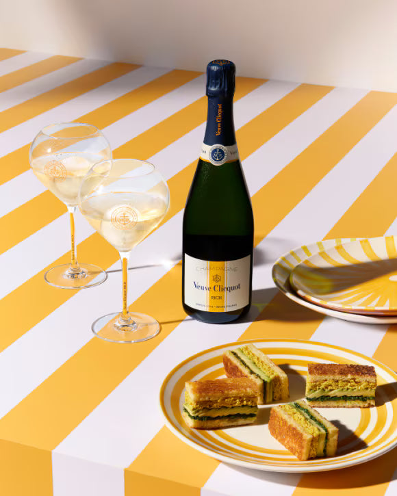 Fra kælderen til isen | Veuve Clicquot RICH forener husets lange champagnehistorie med en mere utraditionel serveringsstil. Cuvéen er skabt til at bevare balance og karakter, selv når den nydes med is, hvilket giver et mere åbent og afslappet udtryk.
